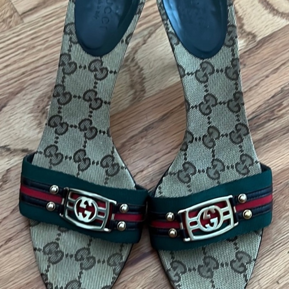 Gucci Women's Patterned Heels with Green and Red Accents
